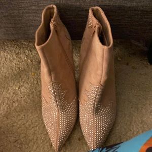 The boot heels are woman sizes size 10 they are worn once